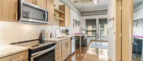 Kühlschrank, Mikrowelle, Ofen, Herdplatte