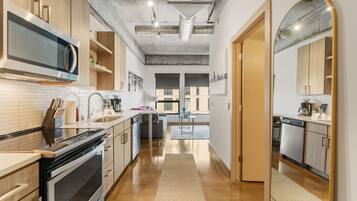 KĂŒhlschrank, Mikrowelle, Ofen, Herdplatte