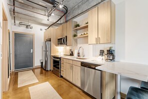 Frigorífico, microondas, horno y placa de cocina
