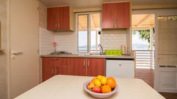 Private kitchen | Fridge, stovetop, cookware/dishes/utensils, freezer