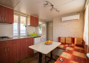 Cocina privada | Refrigerador, parrilla de estufa, utensilios de cocina y congelador 