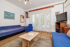 Appartement (A2) | Salle de séjour | Télévision à écran plat