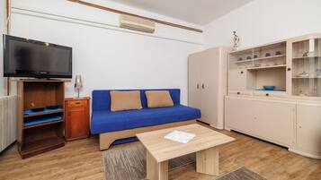 Apartment (A2) | Living room | Flat-screen TV