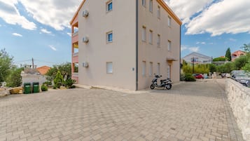 مواقف سيارات مجانية