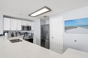 Een koelkast, een microgolfoven, een oven, een kookplaat