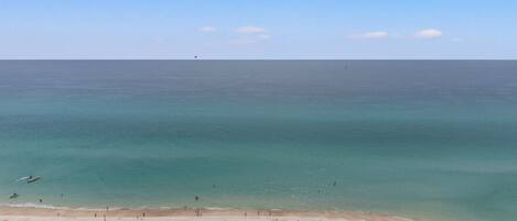 بالقرب من الشاطئ