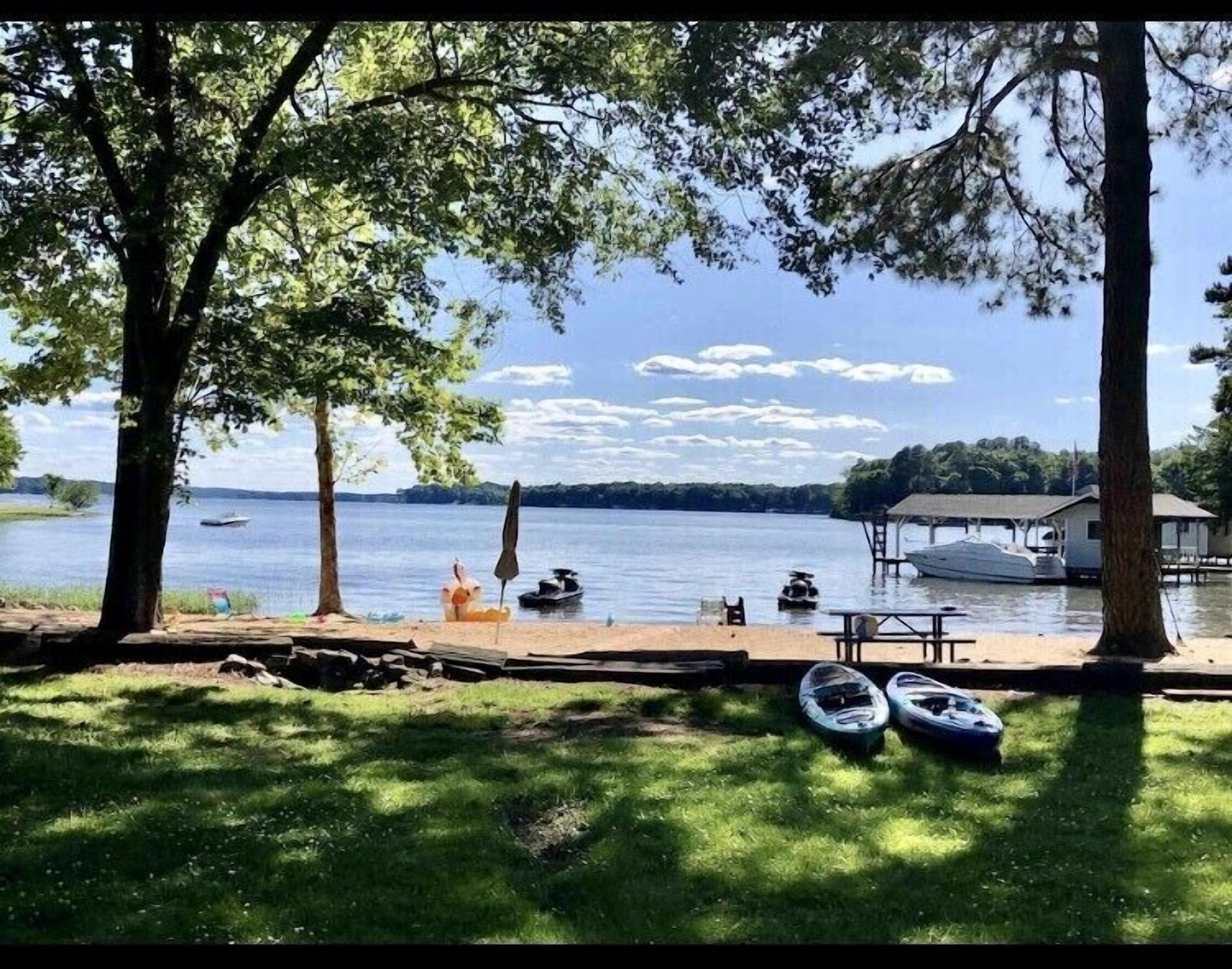 Amazing Rates! Waterfront, Beach, Pickleball, Paddle Boards, in quiet Cove!