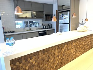 Kjøleskap, mikrobølgeovn, kokeplater og oppvaskmaskin