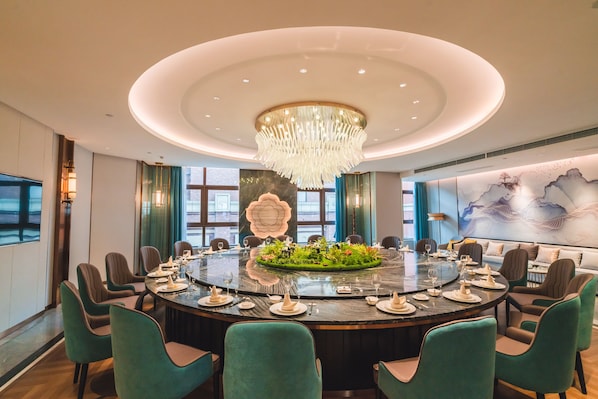 A conference room with a round table, chairs, and a chandelier. - Holiday Inn Express Pengzhou Downtown by IHG (Chengdu)