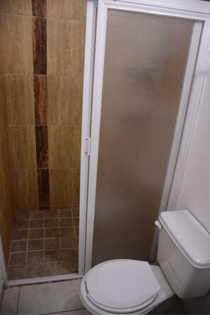 Apartamento | Banheiro | Chuveiro, secador de cabelo, toalhas de banho 