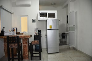 Departamento | Cocina privada | Refrigerador con congelador, microondas y cafetera y tetera 