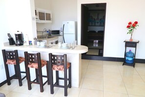 Refrigerador con congelador, microondas y cafetera y tetera 