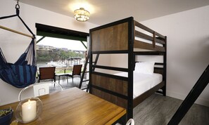 Twin Bunk Room | 高級寝具、客室ごとに異なる装飾、客室ごとに異なるインテリア、ノートパソコン用作業スペース
