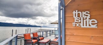 The Giggle Fish~Beachfront- Pet Friendly Hood Canal Getaway