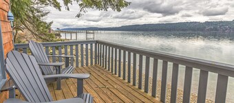 The Giggle Fish~Beachfront- Pet Friendly Hood Canal Getaway