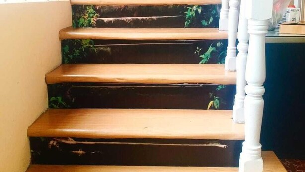 A staircase with wooden steps and white balusters. - Hidden Garden - Hostel (Cusco)