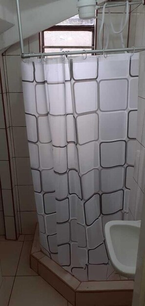 Shared Dormitory, Mixed Dorm, 4 bunk beds (8 people) | Bathroom | Shower, towels, soap, shampoo - Hidden Garden - Hostel (Cusco)