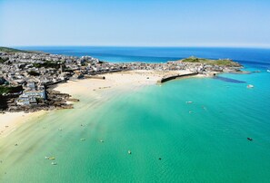 Beach nearby - A beautifully appointed apartment, perfect for couples or small families. (Carbis Bay)