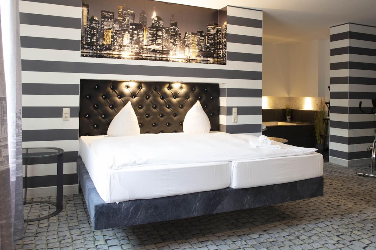 suite | 1 bedroom, in-room safe, desk, laptop workspace