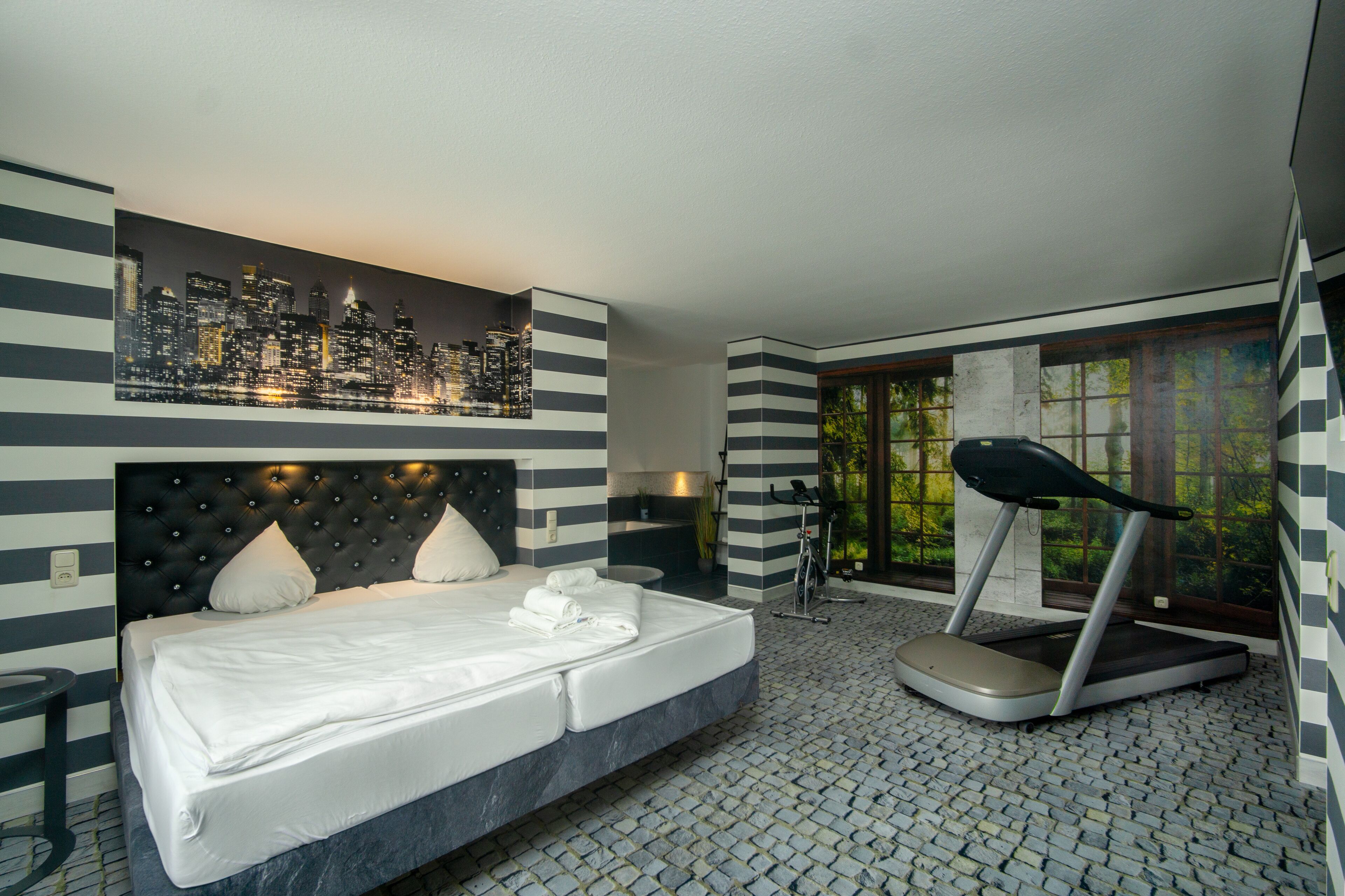 Suite | In-room safe, desk, laptop workspace, blackout drapes