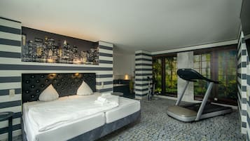 Suite | In-room safe, desk, laptop workspace, blackout drapes
