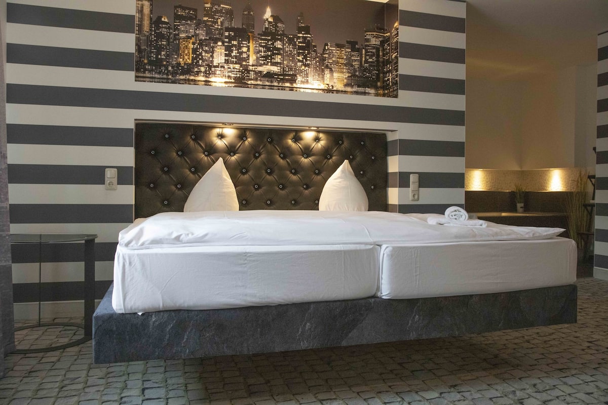 Suite | 1 bedroom, in-room safe, desk, laptop workspace