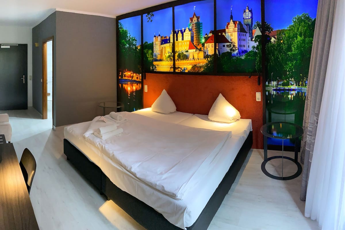 Standard Double Room | 1 bedroom, in-room safe, desk, laptop workspace
