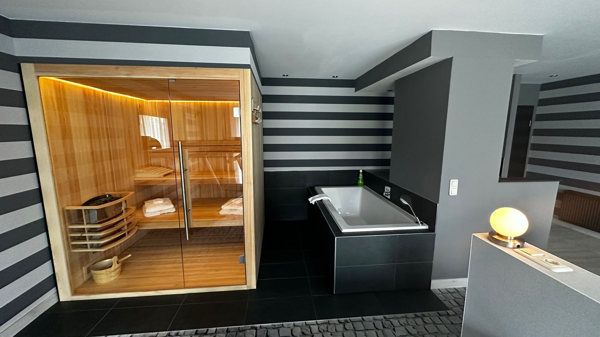 premium suite, 1 bedroom, accessible, terrace | living area