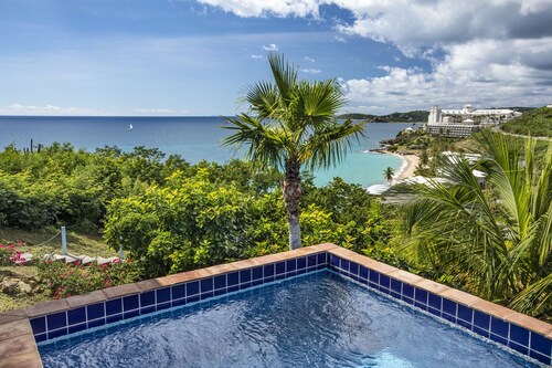 CalypsoBlu - Beautiful views of Morningstar Beach and the cruise ships entering and leaving port!!