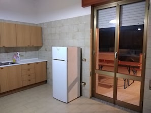Geladeira, micro-ondas, cooktop, cafeteira/chaleira