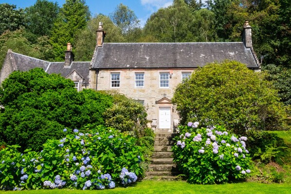 Exterior - Beautiful waterside historical country house with magnificent garden (Kilmun)