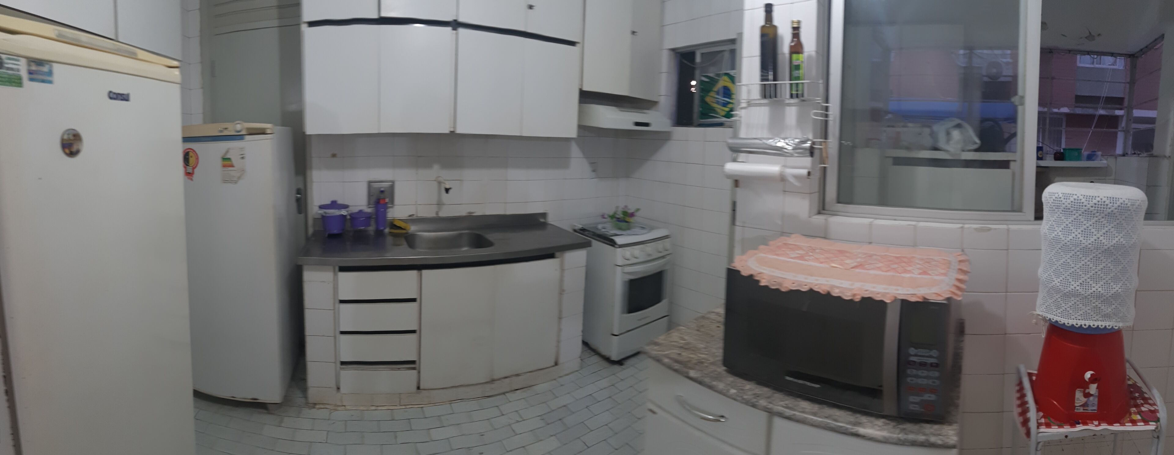 Geladeira, micro-ondas, fogão, cafeteira/chaleira