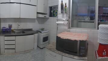 Geladeira, micro-ondas, fogão, cafeteira/chaleira