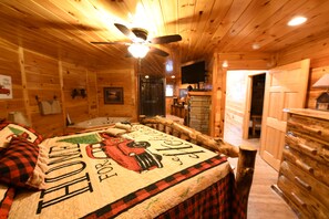 Interior - 4/4.5 bath log cabin that sleeps 14.  Just 7 minutes from Tanger outlet, too. (Sevierville)