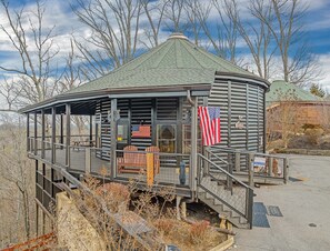 Exterior - 4/4.5 bath log cabin that sleeps 14.  Just 7 minutes from Tanger outlet, too. (Sevierville)