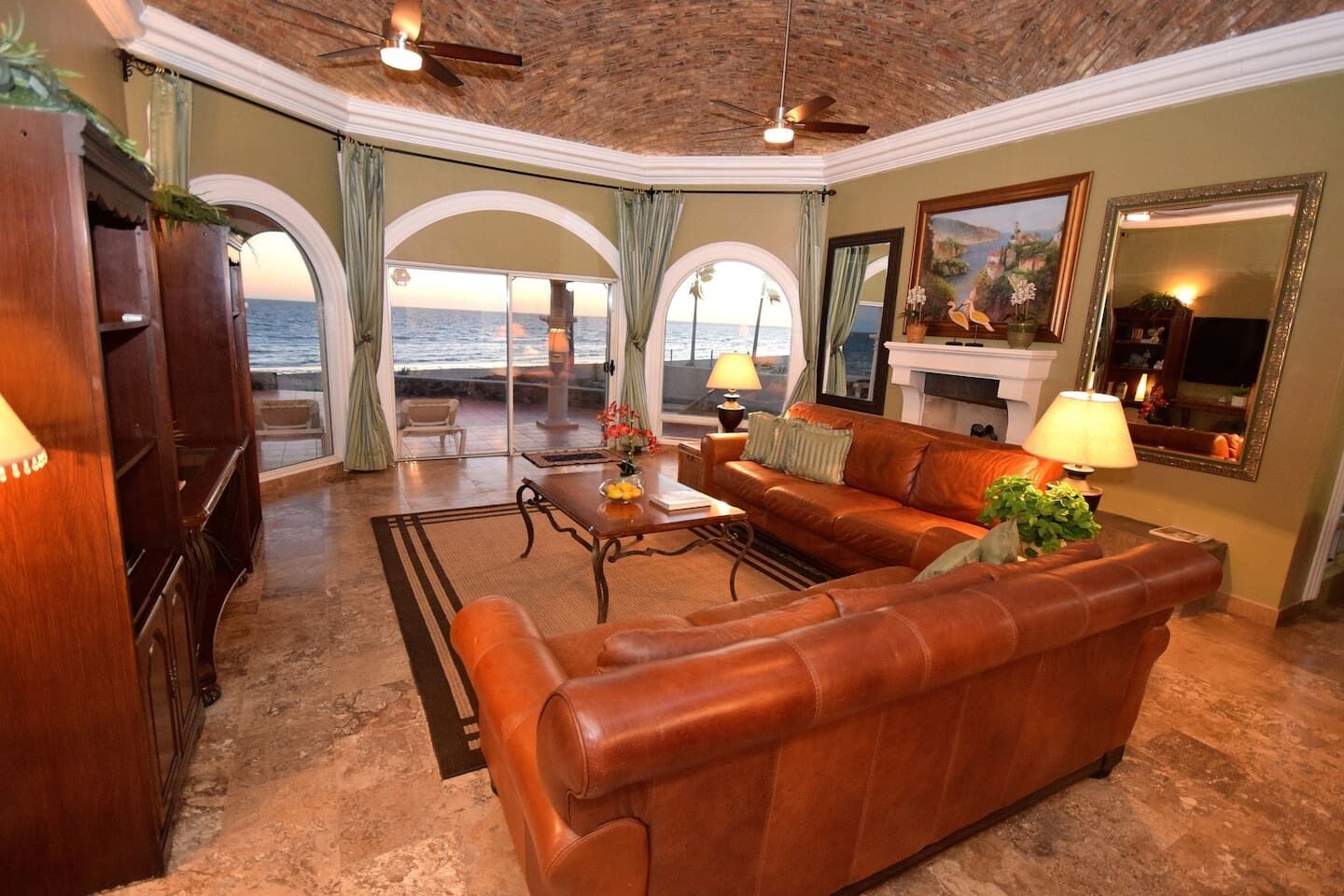 智能电视、壁炉、书