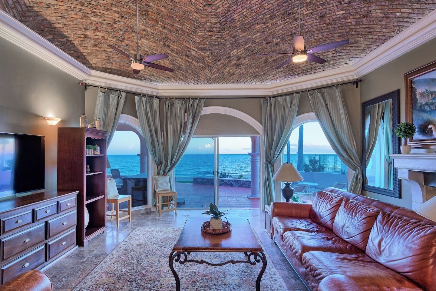 智能电视、壁炉、书