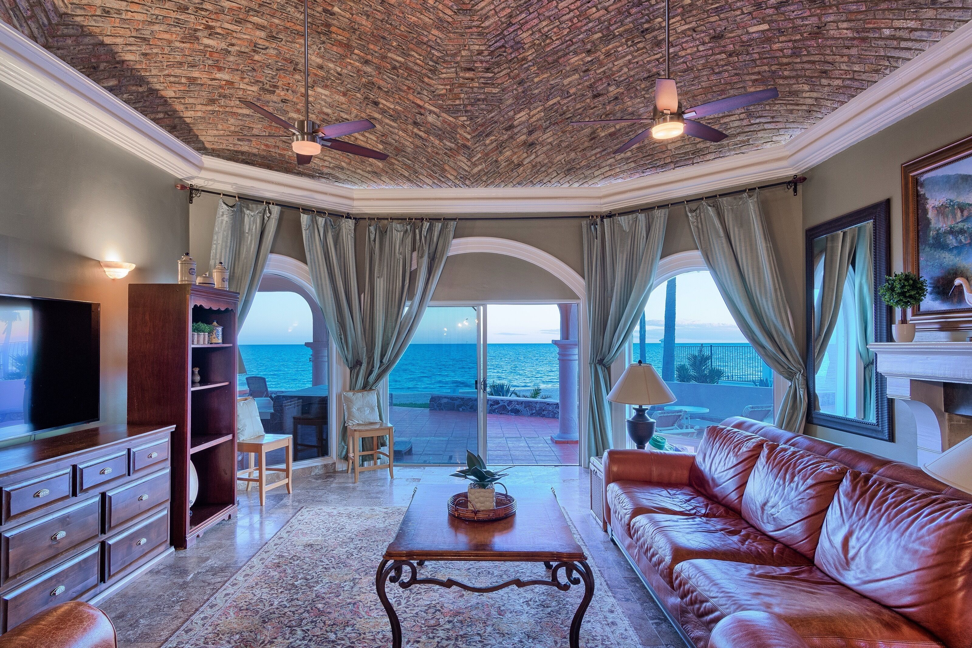 Een smart-tv, een open haard, boeken en een filmbibliotheek