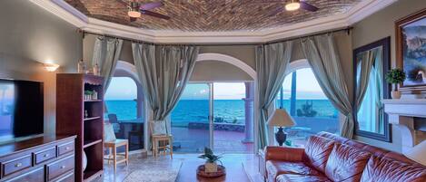 Smart TV, lareira, livros, videoteca