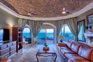 Smart-TV, Kamin, Bücher, Videothek