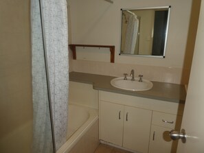 Panoramic Townhome, 2 Bedrooms | Bathroom | Combined shower/bathtub, hair dryer, towels - Townsville Terrace (North Ward)