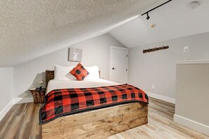 3 間睡房、書桌、熨斗/熨衫板、可攜式嬰兒床