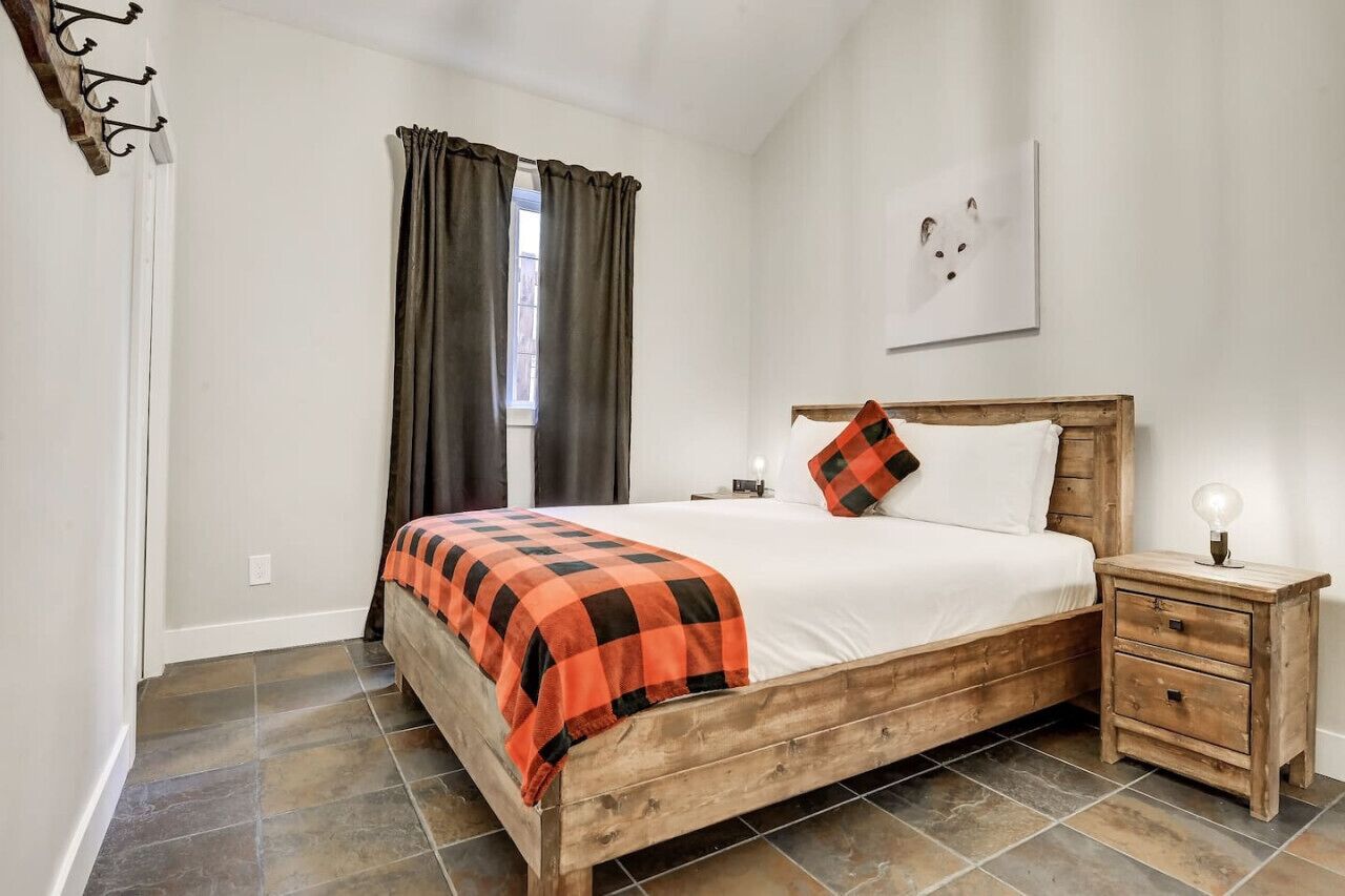 3 室のベッドルーム、デスク、アイロン / アイロン台、旅行用ベビーベッド