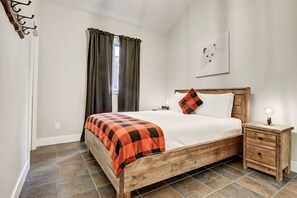 3 quartos, escrivaninha, ferros/tábuas de passar roupa, berço de viagem