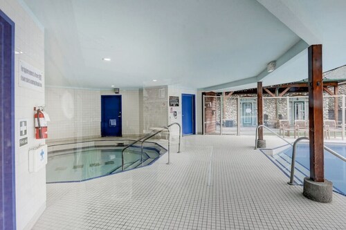NEUES 3-Zi-Familien-Bergchalet mit beheiztem Außenpool und Whirlpool