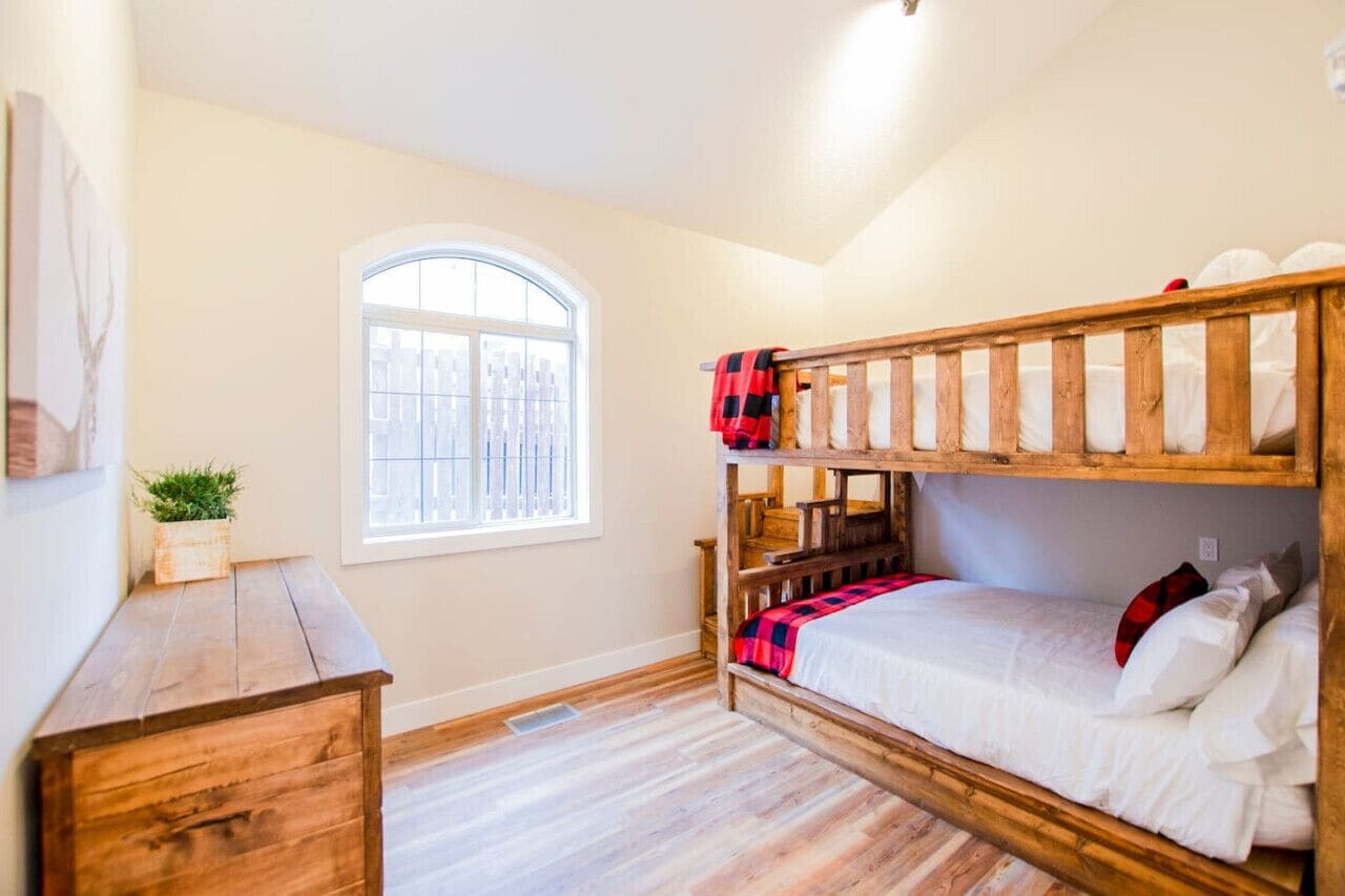 3 室のベッドルーム、デスク、アイロン / アイロン台、旅行用ベビーベッド