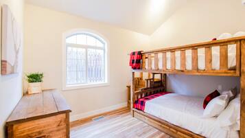 3 bedrooms, desk, iron/ironing board, travel cot