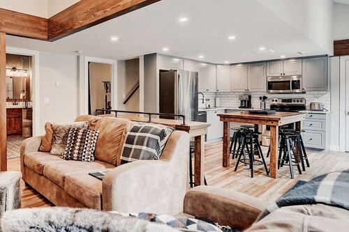 NOUVEAU Chalet de montagne familial de 3 chambres avec piscine extérieure chauffée et bain à remous