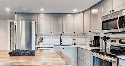 Relaxing Mountain Retreat, Pool, and Hot Tub