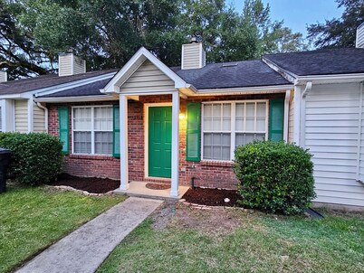 Pristine Elegance meets Chic Charm!